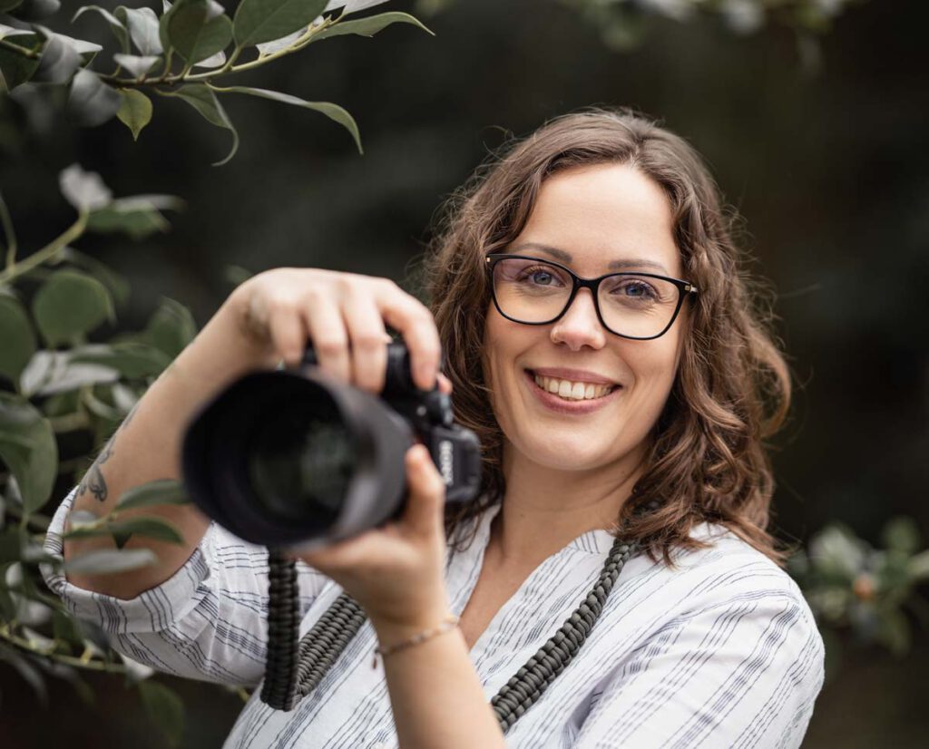 Fotografin Mandy Hoffmann mit Kamera
