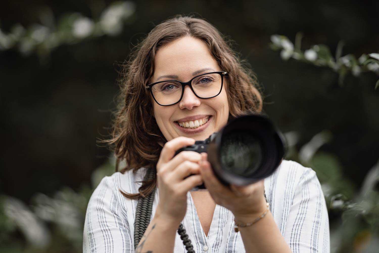 Fotografin Mandy Hoffmann mit Kamera