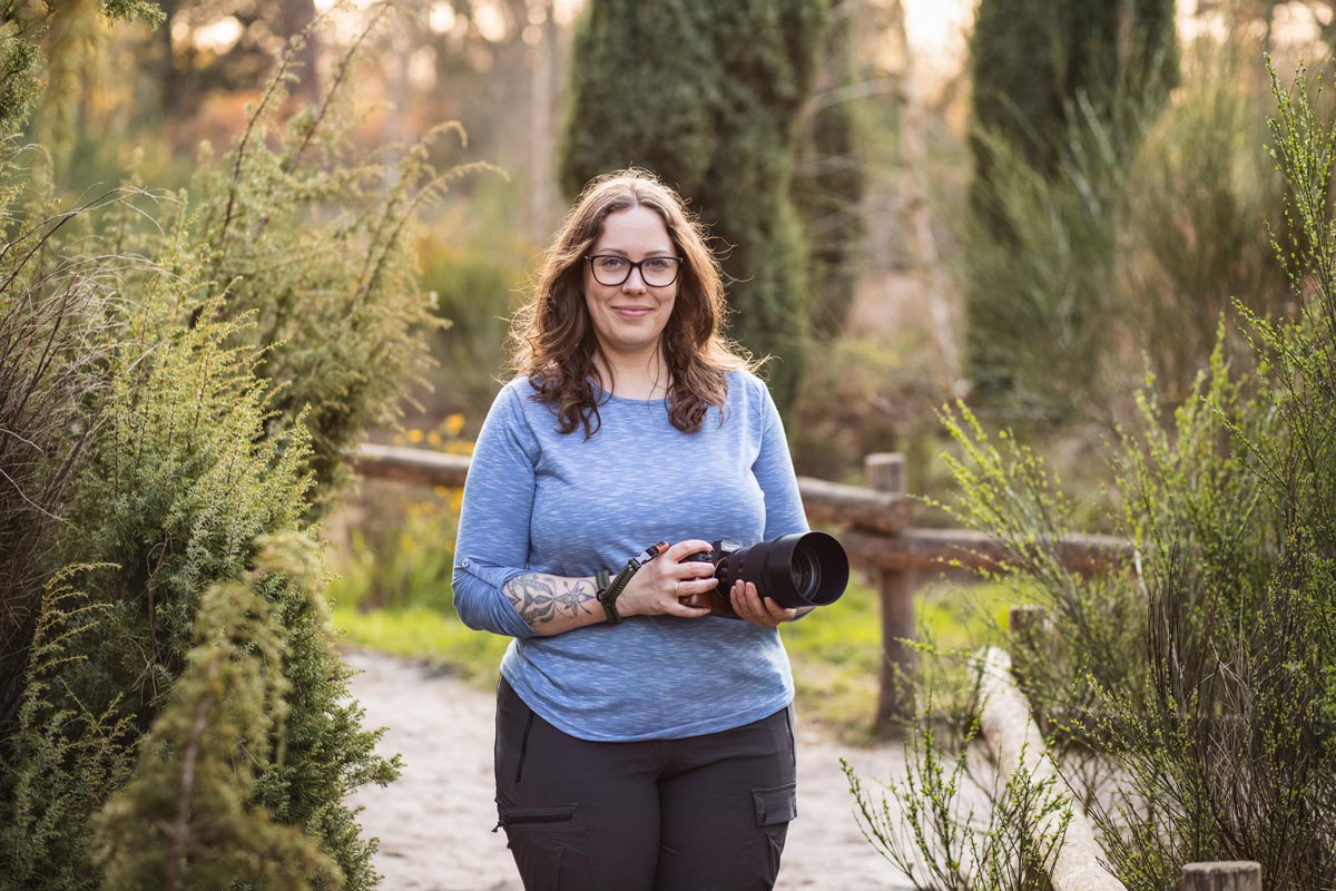 Fotografin Mandy Hoffmann hält eine Kamera in der Hand