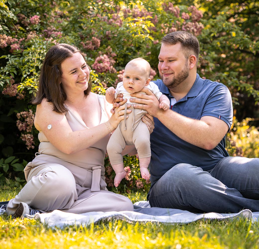 Eltern mit Baby beim Picknick